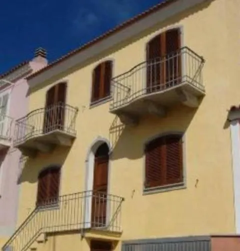 Azzurro Con Posto Auto In Garage E Panorama Sul Paese